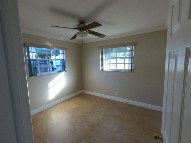 Building Photo - Great location close to parks and 595. les...