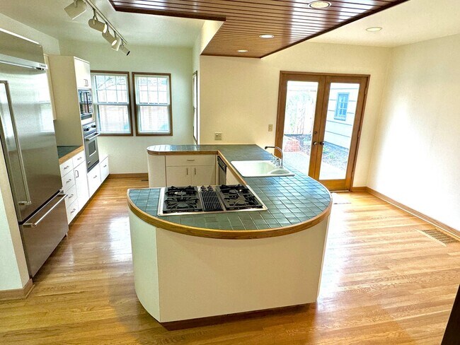 Building Photo - Alameda Neighborhood Pristine Tudor Home, Downtown Views, All The Amenities - A Must See!