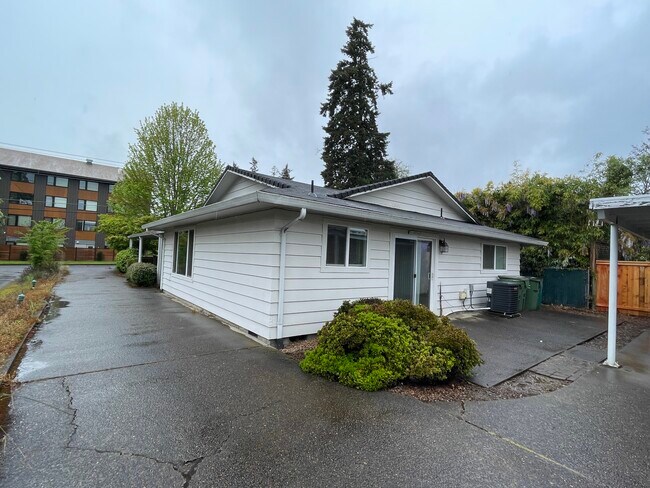 Building Photo - 634 Villa Rd