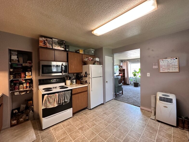 Building Photo - 131 Elm St