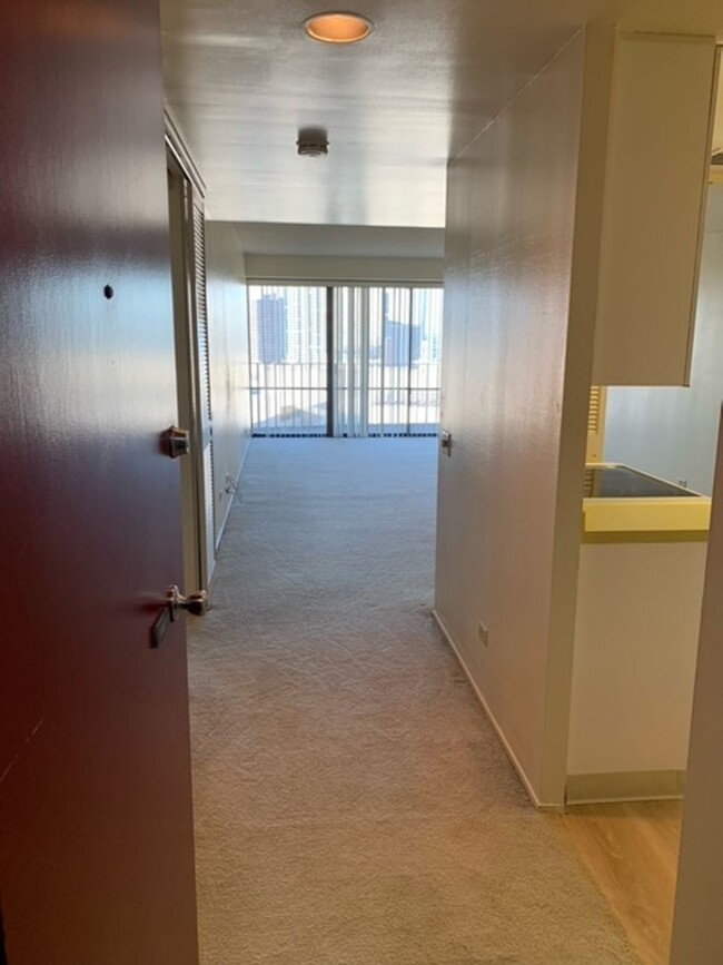 Building Photo - Harbor Square Condo - 1 bedroom, 1 bath un...