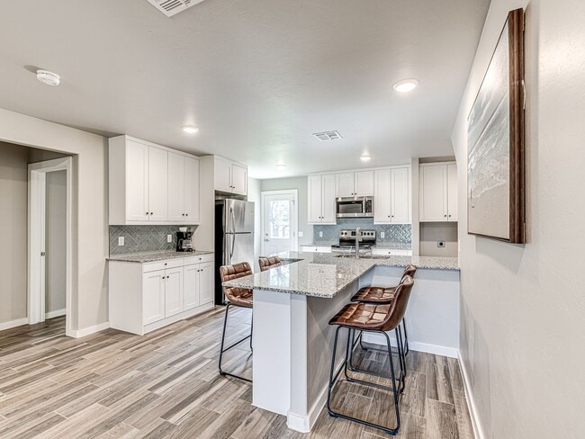 Building Photo - Newer home in the heart of OKC + 5 bedrooms + 5 bathrooms + 2 car garage