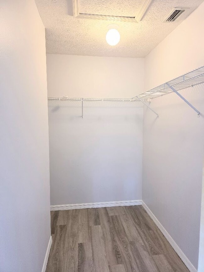 Building Photo - 3 bedroom, 2 bath, 2 car garage on a large lot!