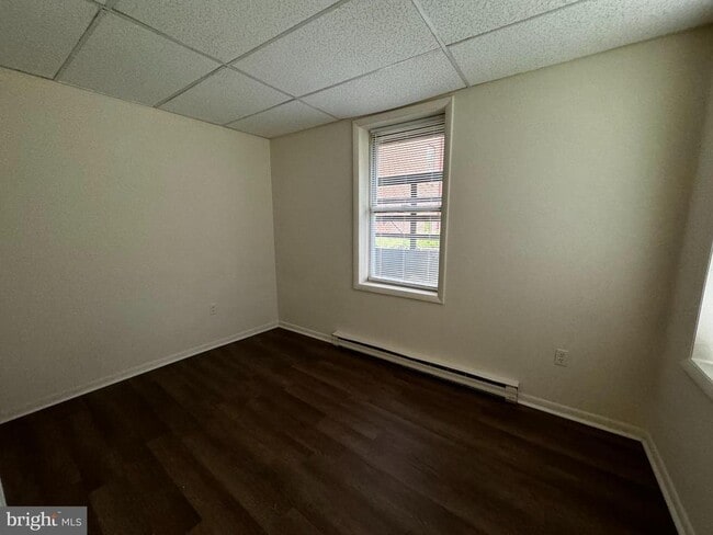 Building Photo - 106 N Market St