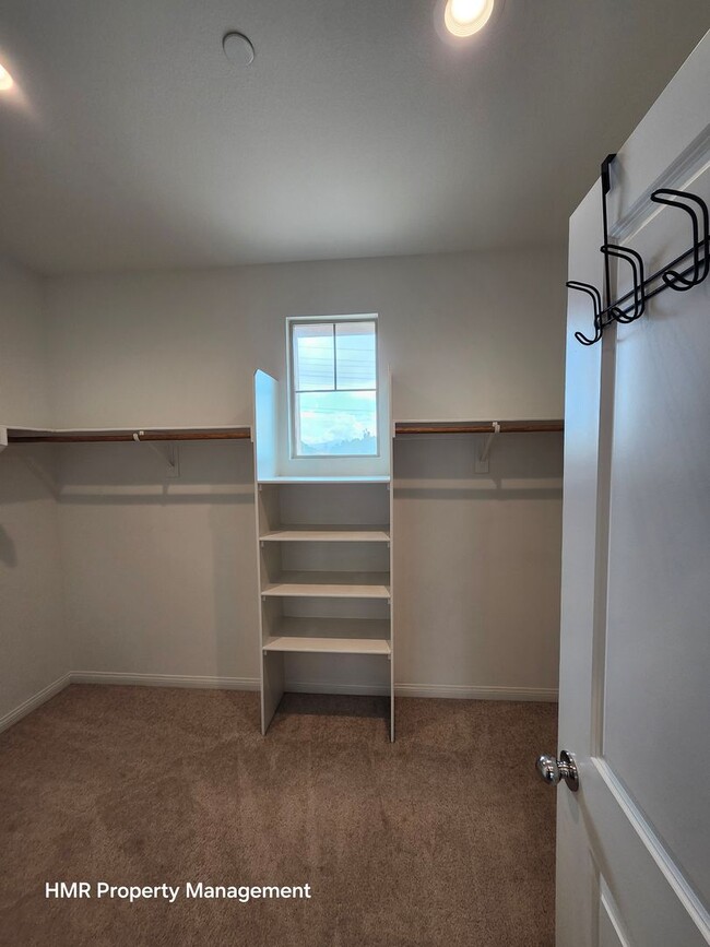 Building Photo - Beautiful two story 5 bedroom in ontario R...