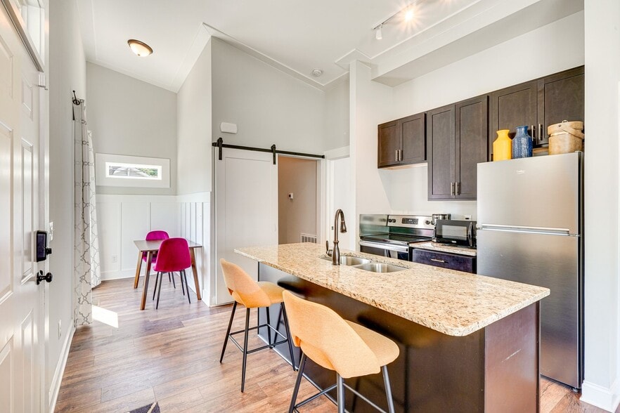 Building Photo - 325 Dowd St