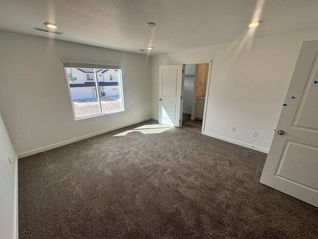 Building Photo - Brand New Long Valley Town home!!