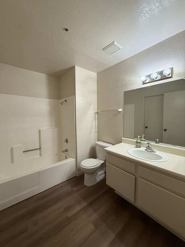 Building Photo - Downstairs Corner Condo in the Gated Commu...