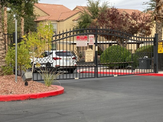 Building Photo - Gated community just minutes south of the ...