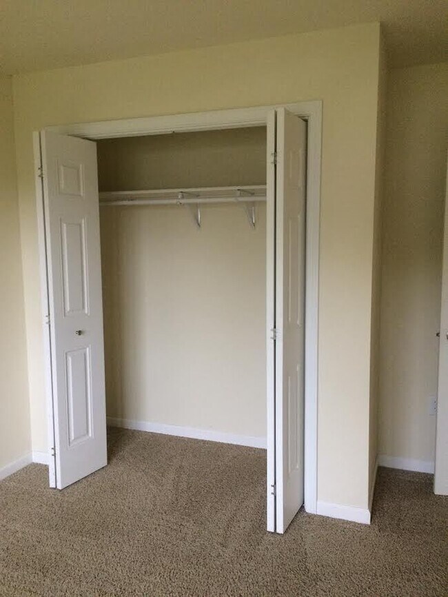 Building Photo - Fantastic 3-Bedroom, 2 3/4 bathroom Townho...