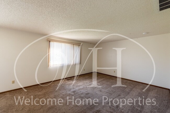 Building Photo - Great 2 Bedroom Condo with Storage and Out...