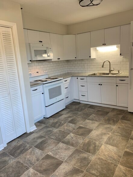 Completely remodeled kitchen - 329 Deer Lake Dr