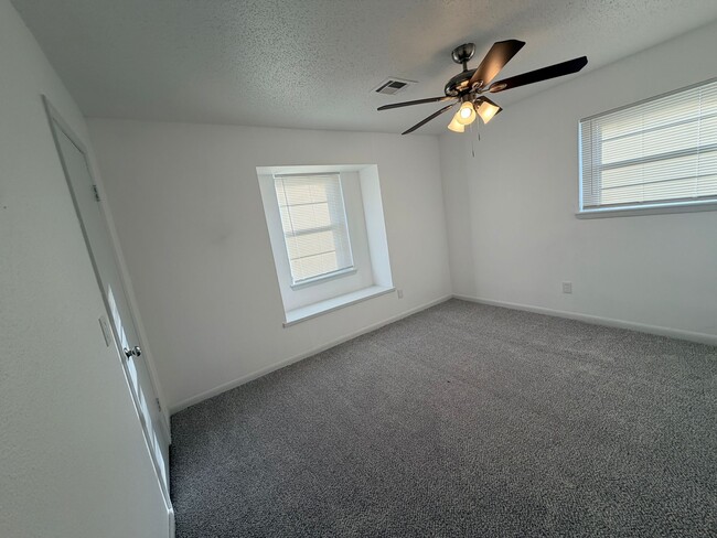 Building Photo - 1323 SE Clover Ln