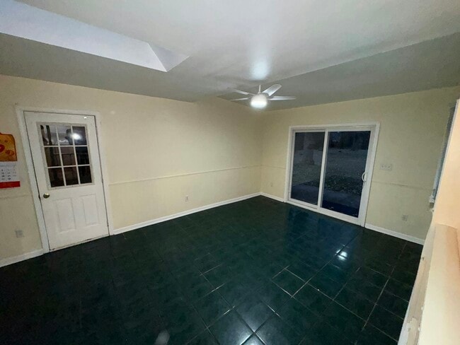 Building Photo - 2363 E Maple Rd