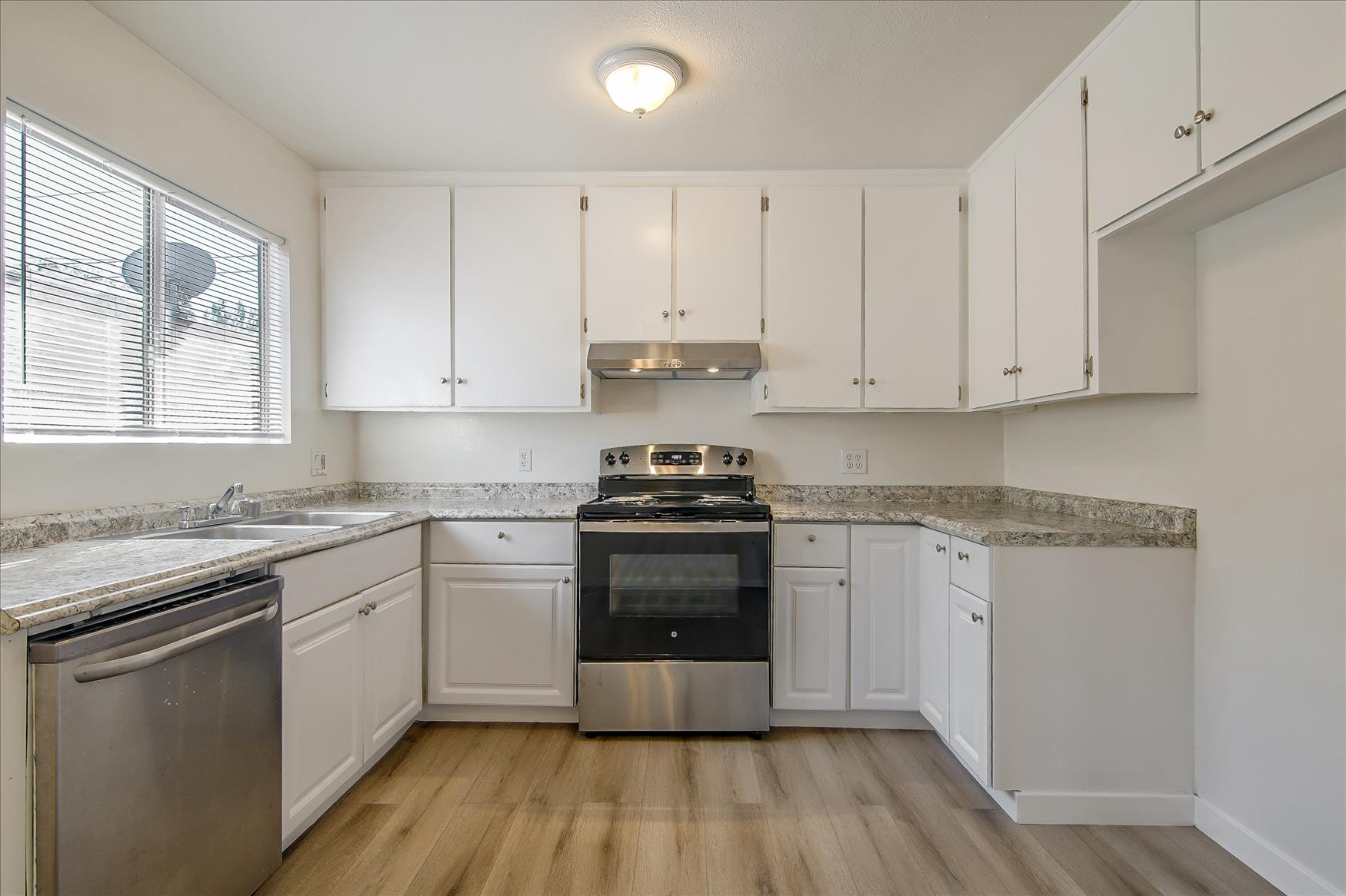 Building Photo - 9223 Langdon Ave