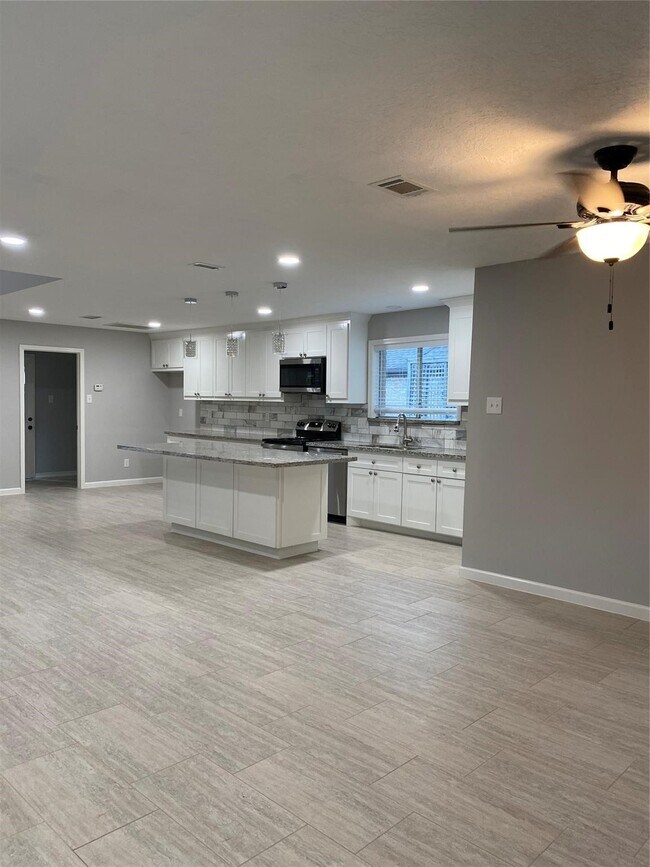 Building Photo - 1622 Fall Valley Dr