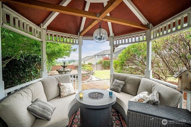Building Photo - Beautiful Craftsman Marysville!