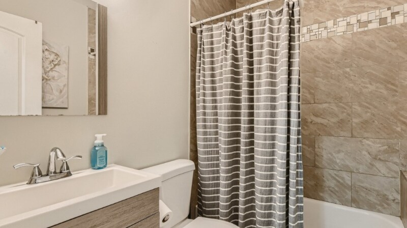 Building Photo - 125 S 6th Ave