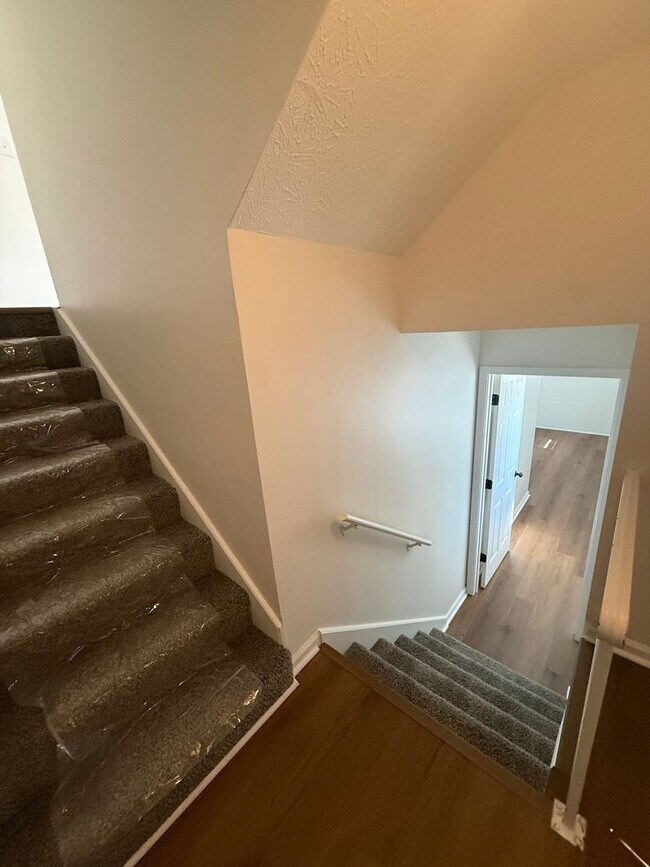 Building Photo - 449 Woodview Dr