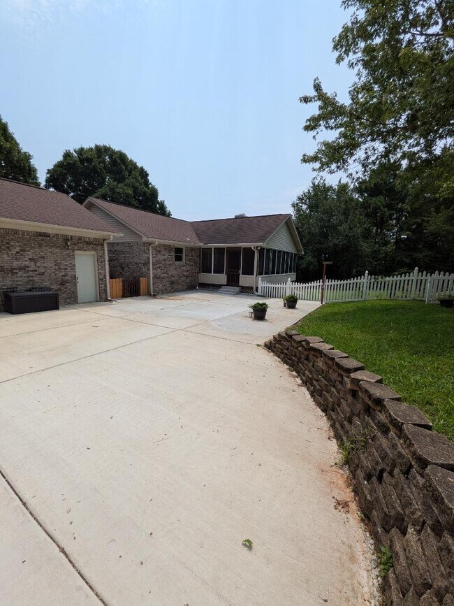Building Photo - 102 Huntington Ridge Rd