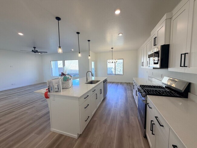 Building Photo - Beautiful Brand new 4 bedroom, 2.5 bathroom home in St George!