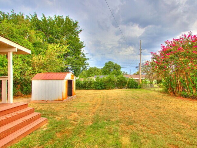 Building Photo - 411 E Showalter Dr