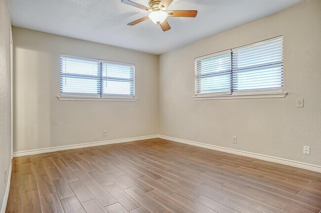 Building Photo - 921 Holiday Dr