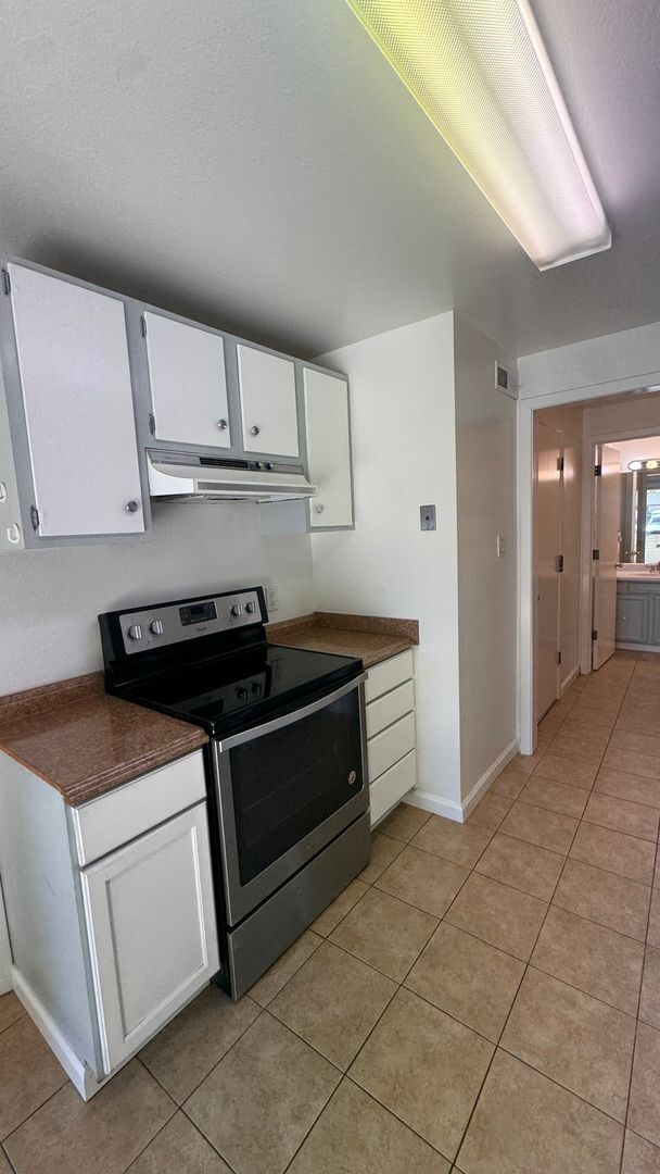 Building Photo - Yorkshire Manor 2 Bedroom Available Now!