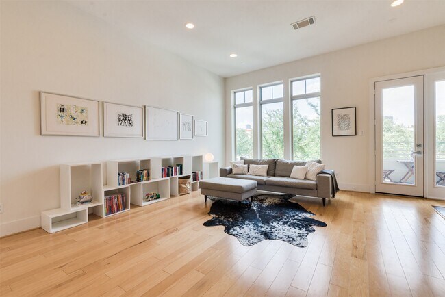 Building Photo - 5429C Hidalgo St