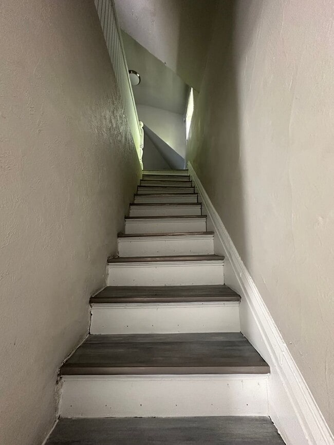 Building Photo - *** Shadyside * Large 4 Bedroom House For ...