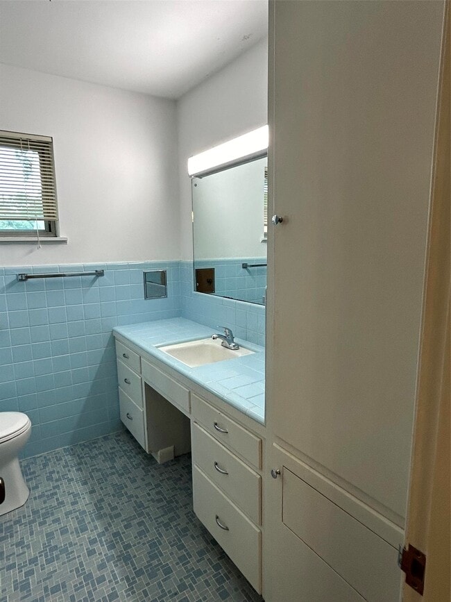 Building Photo - 1902 Gillette St