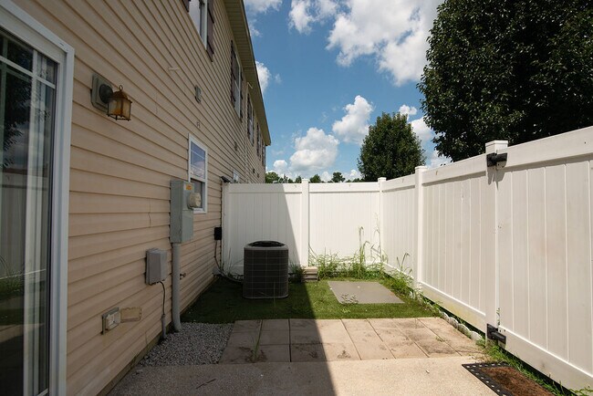Building Photo - 105 Kenan Lp