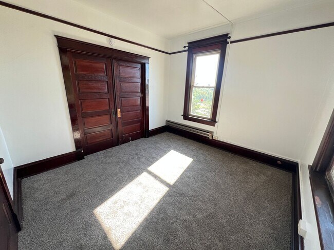 Building Photo - 2+ Bedroom Apartment - AVAILABLE AUGUST 1st!