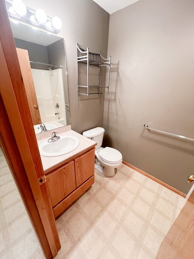 Building Photo - Three Bedroom, Two Bath House in Southview