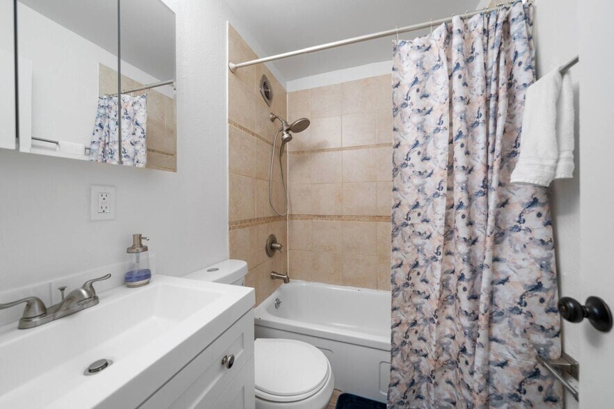 Building Photo - 242 Mccormick Pl