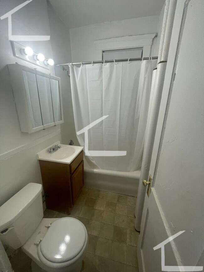 Building Photo - Avl NOW - No Fee! Split-style 2BR on Green...