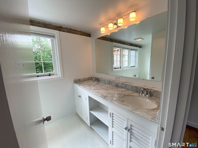 Building Photo - 165 Drum Hill Rd