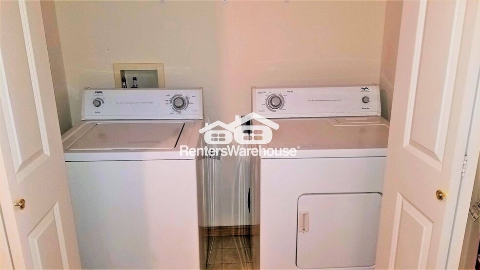 Building Photo - 637 Meadow Ln