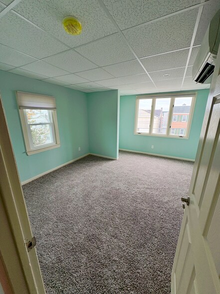 Building Photo - 18 W Second St