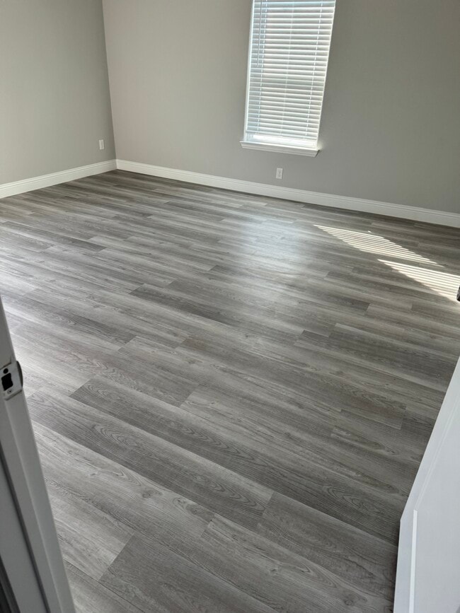 Building Photo - 5905 S Hampshire Blvd