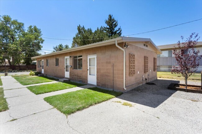 Exterior View - 2028 Alderson Ave