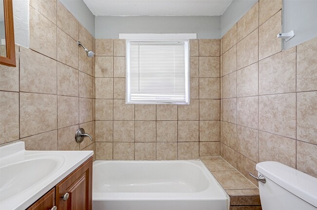Building Photo - 1101 Elm Unit A St