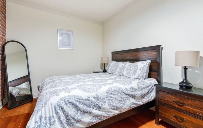 Building Photo - 4 bedroom 2 bath home