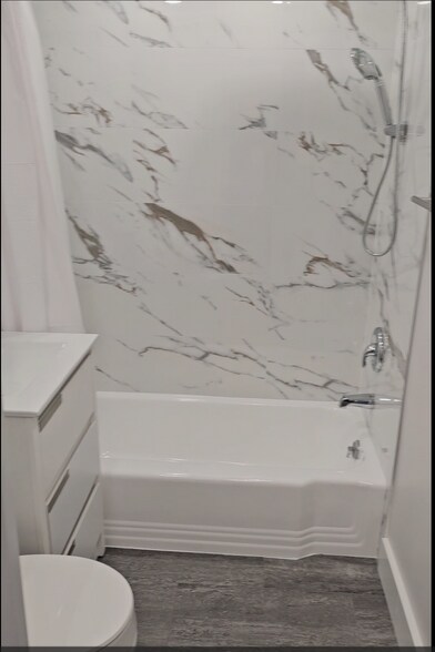 shower/tub w/ beautiful tile - 10201 Grosvenor Plz