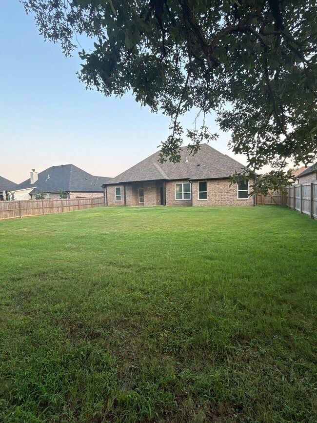 Building Photo - Beautiful South Tyler Rental in Royal Vista Estates!