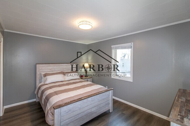 Building Photo - 5th Avenue SE Duplex
