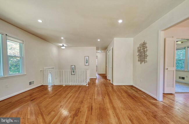 Building Photo - 9516 Bonair Dr