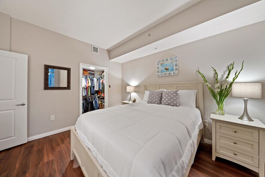 Walk in closet - 253 10th Ave