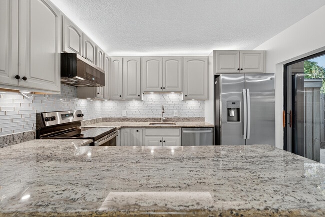 Building Photo - 1520 15th Ln