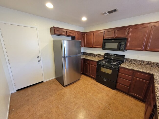 Building Photo - Spacious 3-Bedroom Townhome in Imperial – Available for Lease!